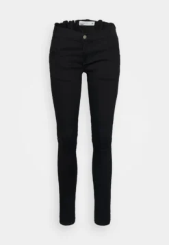 Even&Odd Jean Slim - Black Denim 17 Even&Odd Jean Slim - Black Denim -Magasin De Vêtements De Mode Even&Odd 0a680b90ddcf4e6fada882be66b3f389 scaled