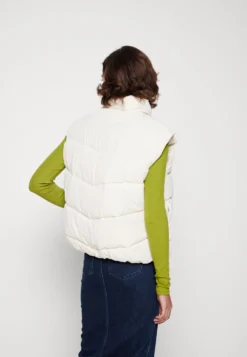Even&Odd Veste Sans Manches - Off-White -Magasin De Vêtements De Mode Even&Odd 15cee72a05954e95816e9a12d1c34d26 scaled