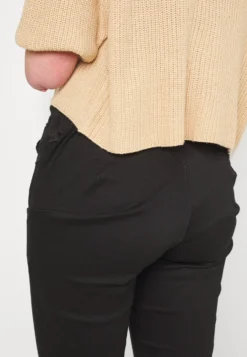 Even&Odd Jean Slim - Black Denim 15 Even&Odd Jean Slim - Black Denim -Magasin De Vêtements De Mode Even&Odd 1ad5fddc640e47728b539d2845bed134 scaled