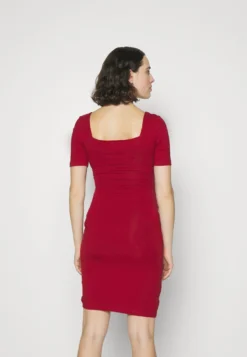 Robe Fourreau - Red 7 Robe Fourreau - Red -Magasin De Vêtements De Mode Even&Odd 1b593ac0962046a8912839a6674c01d6 scaled