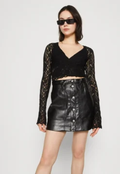 Even&Odd T-Shirt À Manches Longues - Black 9 Even&Odd T-Shirt À Manches Longues - Black -Magasin De Vêtements De Mode Even&Odd 256a9b190c4c45a787e19caa244680ac scaled