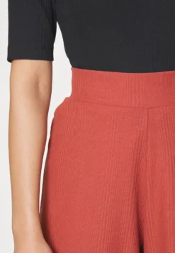 Pantalon Classique - Red -Magasin De Vêtements De Mode Even&Odd 2d91fc3c1ce34a559bc174b003da1da3 scaled