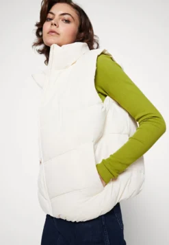 Even&Odd Veste Sans Manches - Off-White -Magasin De Vêtements De Mode Even&Odd 3589ba7f66064e0aa1a45173bb6e715a scaled