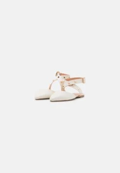 Sandales - Off-White -Magasin De Vêtements De Mode Even&Odd 489bb826f6a24387b56700e538d55b2b scaled
