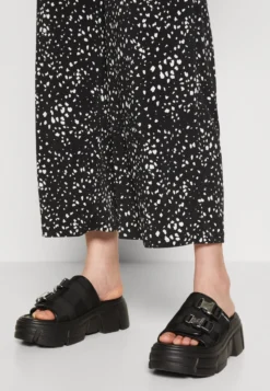 Even&Odd Combinaison - Black/White 11 Even&Odd Combinaison - Black/White -Magasin De Vêtements De Mode Even&Odd 4cc010655eb541c2a3f6be04998389fe scaled