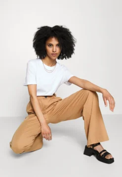 Petite Business Casual Wide Legs With Front Pleats - Pantalon Classique - Beige -Magasin De Vêtements De Mode Even&Odd 76a1b0814ce6475195d0c38eab76c036 scaled