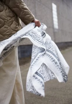 Even&Odd Écharpe - Black/White -Magasin De Vêtements De Mode Even&Odd 796266b8111c4622955d7beb0c2c988a scaled