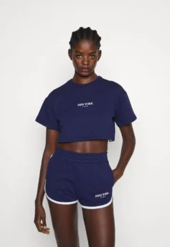 Even&Odd Survêtement - Dark Blue/White -Magasin De Vêtements De Mode Even&Odd 7b84f7dbc5fc444da53d67b98b9feb03 scaled