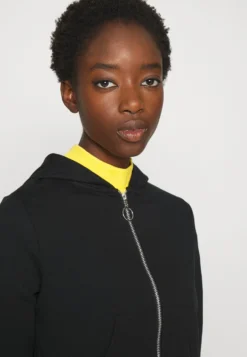 Even&Odd Sweat Zippé - Black -Magasin De Vêtements De Mode Even&Odd 7bbda7e26c574ebdab9650a38dd1604e scaled