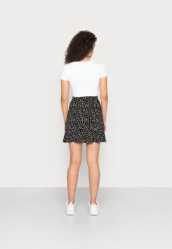 Even&Odd Mini Skirt With Volant - Jupe Trapèze - Black/White -Magasin De Vêtements De Mode Even&Odd 8378b46116d24880bbe73b772a543adf scaled