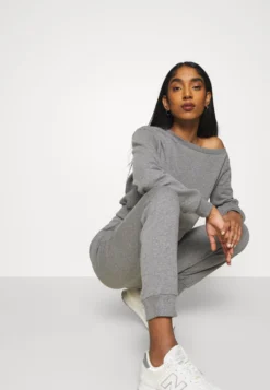 Even&Odd Off Shoulder&Jogger Set - Sweatshirt - Mottled Grey -Magasin De Vêtements De Mode Even&Odd 8ebeecd3da7047339b6408611ac59d54 scaled