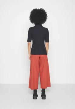 Pantalon Classique - Red -Magasin De Vêtements De Mode Even&Odd 9076529c33a34ec6a3003d372cfb988b scaled