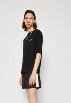 Even&Odd Unisex - T-Shirt Imprimé - Black 11 Even&Odd Unisex - T-Shirt Imprimé - Black -Magasin De Vêtements De Mode Even&Odd 941b3ca8da244b689a00d2d425c26c72 scaled