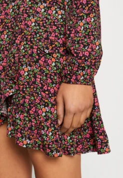 Even&Odd Robe De Jour - Black/Pink 11 Even&Odd Robe De Jour - Black/Pink -Magasin De Vêtements De Mode Even&Odd 95642f7b530a4ea9ab85f38a1400d94a scaled