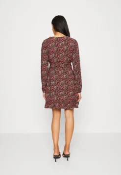 Even&Odd Robe De Jour - Black/Pink 8 Even&Odd Robe De Jour - Black/Pink -Magasin De Vêtements De Mode Even&Odd 9e5acb8363144abcbf017a1381a3fd2d scaled