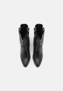 Even&Odd Santiags - Black 11 Even&Odd Santiags - Black -Magasin De Vêtements De Mode Even&Odd a5eb6d047e6f439eaf8f22e82a021429 scaled