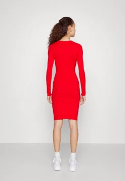 Even&Odd Crew Ausschnitt Ripp Basic Bodycon Mini Strickkleid - Robe Fourreau - Berry -Magasin De Vêtements De Mode Even&Odd afcf4fd65fb14b9a82a96ae43d7914b6 scaled