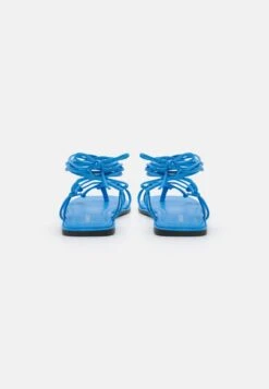 Even&Odd Tongs - Blue -Magasin De Vêtements De Mode Even&Odd bd44b2686b1d4d599f67f72bd41b4848 scaled
