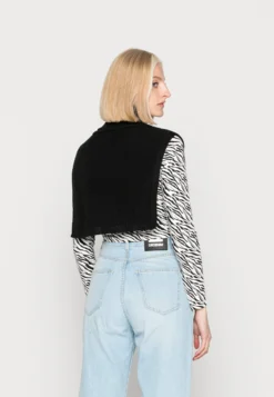 Even&Odd Cape - Black -Magasin De Vêtements De Mode Even&Odd d192a8b4770a4497adec6047a907f41a scaled