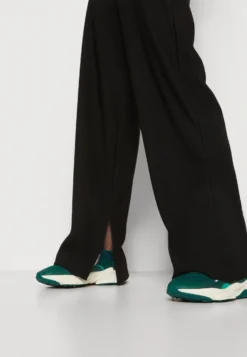 Even&Odd Pantalon Classique - Black 9 Even&Odd Pantalon Classique - Black -Magasin De Vêtements De Mode Even&Odd d4c24d56f27d498cab2d12188a49fd0c scaled