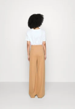 Petite Business Casual Wide Legs With Front Pleats - Pantalon Classique - Beige -Magasin De Vêtements De Mode Even&Odd f5e048bd1a4449f9af17528c265d78d7 scaled