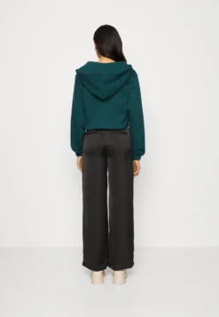 Even&Odd Sweat Zippé - Evergreen -Magasin De Vêtements De Mode Even&Odd ff82d6ec16914fedb1d2b85326b262d4 scaled